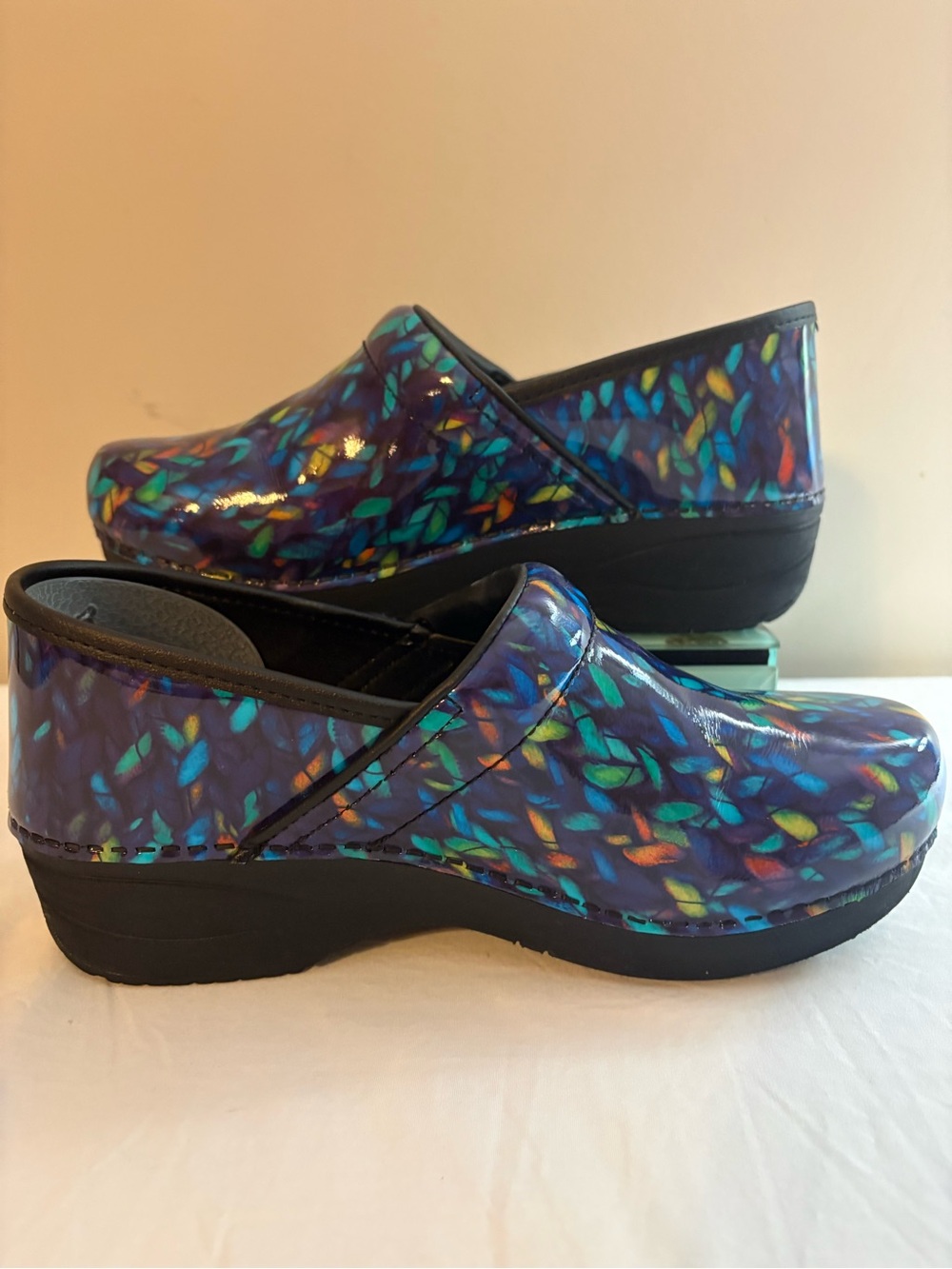 Dansko XP 2.0 Abstract Multicolored Patent Leather Clogs Size 38/7.5
